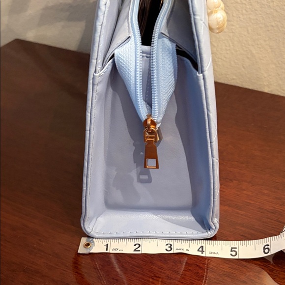 Elegant White Handbag with Gold Accents - Picture 16 of 17